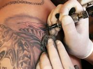 تضعه بدقائق لكن لن تتخلص منه بسهولة.. الوشم.. ثقافة دخيلة، ومغامرة يتبعها ندم